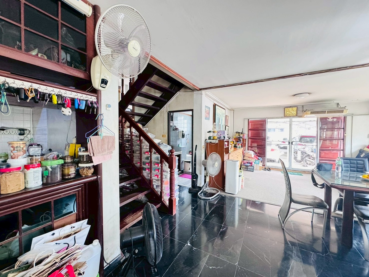 For SaleHouseChaengwatana, Muangthong : 2-storey detached house for sale, corner plot 148 sq m, in the heart of Ngamwongwan 47, intersection 1-3, location at the beginning of the alley, parking for 10+ cars, suitable for both living and office use.