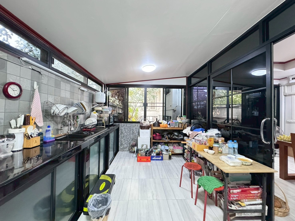 For SaleHouseChaengwatana, Muangthong : 2-storey detached house for sale, corner plot 148 sq m, in the heart of Ngamwongwan 47, intersection 1-3, location at the beginning of the alley, parking for 10+ cars, suitable for both living and office use.