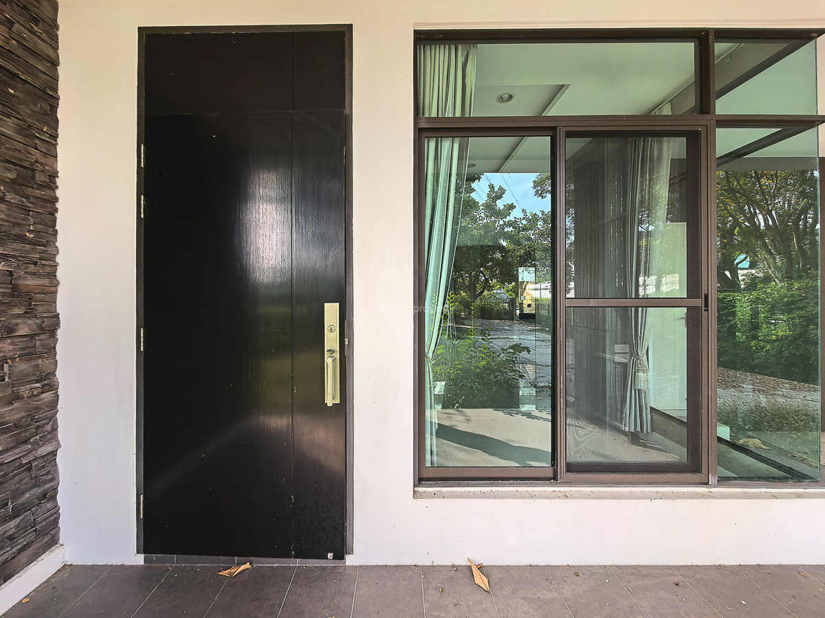 ขายบ้านลาดกระบัง สุวรรณภูมิ : บ้านเดี่ยว ร่มรื่น ใกล้อ่อนนุช จอดรถได้ 6 คัน