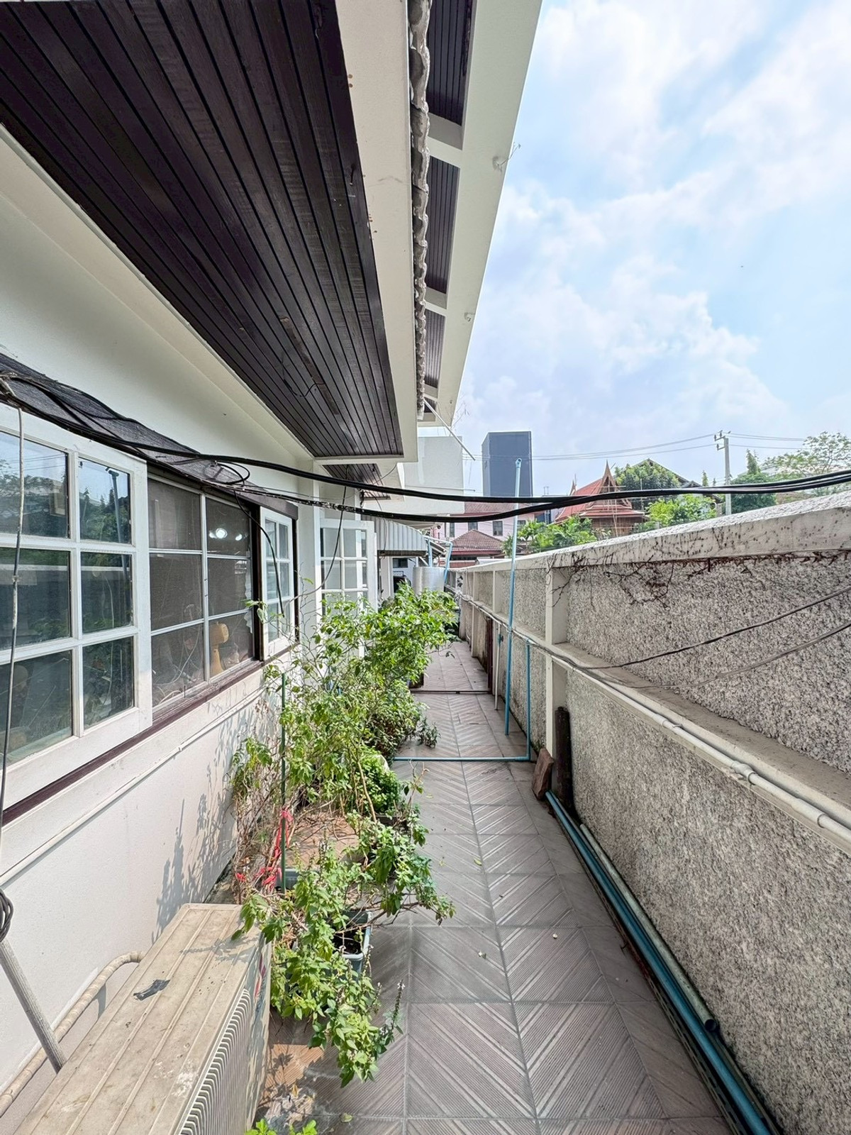 For SaleHouseChaengwatana, Muangthong : 2-storey detached house for sale, corner plot 148 sq m, in the heart of Ngamwongwan 47, intersection 1-3, location at the beginning of the alley, parking for 10+ cars, suitable for both living and office use.