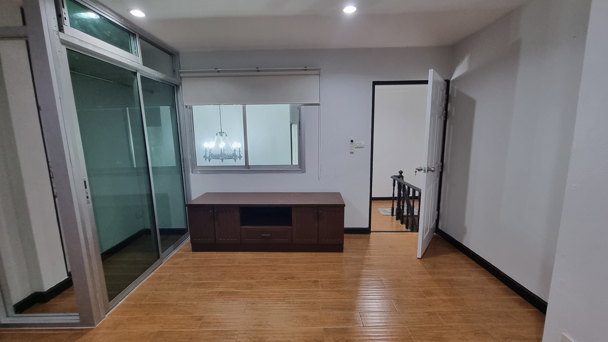 For RentTownhomeSukhumvit, Asoke, Thonglor : (BTS Thonglor, Pet Friendly) Newly Renovated Townhome for Rent – 800 meters to BTS Thong Lo