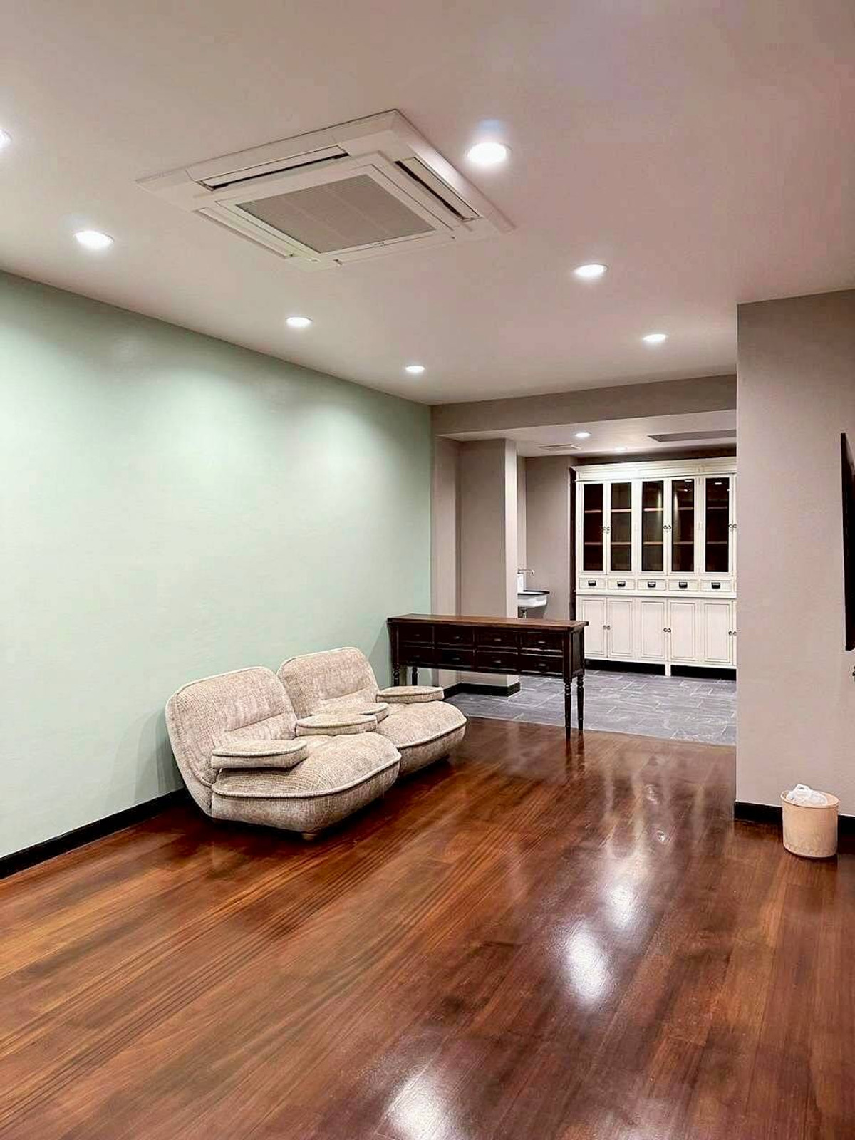 For SaleTownhomeSukhumvit, Asoke, Thonglor : For sale‼️ Baan Klang Krung Thonglor project, 4 floors, 26 sq m, in the heart of Thonglor, Newly Renovated, Khlong Tan Nuea Subdistrict, Watthana District, Bangkok, price 50,000,000 baht.