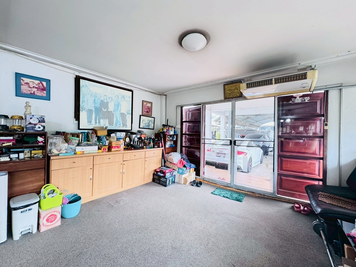 For SaleHouseChaengwatana, Muangthong : 2-storey detached house for sale, corner plot 148 sq m, in the heart of Ngamwongwan 47, intersection 1-3, location at the beginning of the alley, parking for 10+ cars, suitable for both living and office use.