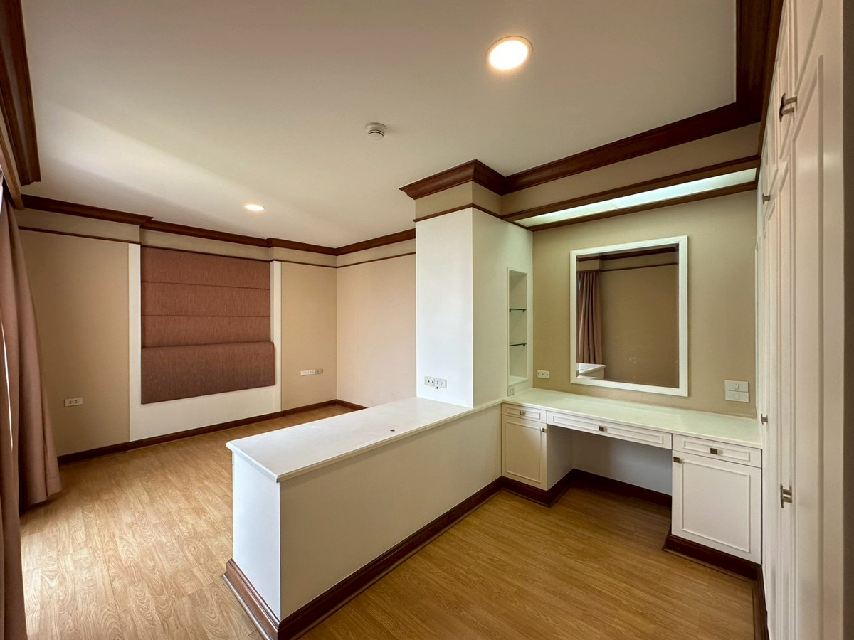 For RentCondoWitthayu, Chidlom, Langsuan, Ploenchit : 🌿 Rare 251 SQ.M. Luxury Residence in the heart of Lumpini | near BTS Chidlom ✨ Extra large room, 3 bedrooms, 251 sq m., premium Lumpini location.