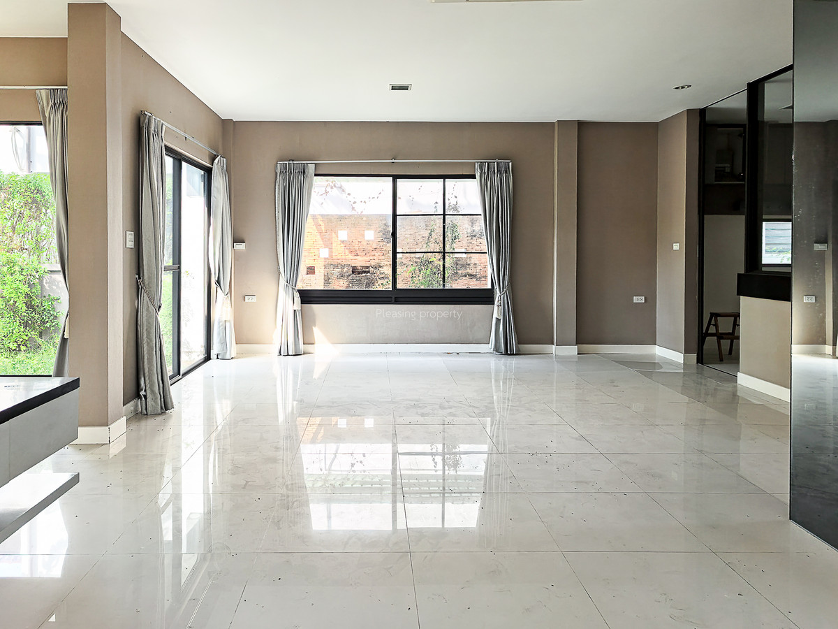 ขายบ้านลาดกระบัง สุวรรณภูมิ : บ้านเดี่ยว ร่มรื่น ใกล้อ่อนนุช จอดรถได้ 6 คัน