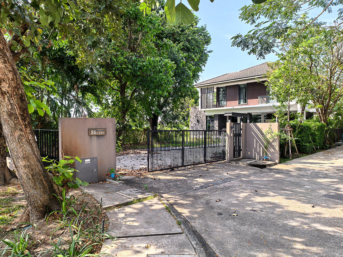 For SaleHouseLadkrabang, Suwannaphum Airport : Single house Land & Houses, shady atmosphere, near On Nut, parking for 6 cars.