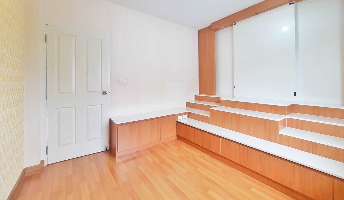 ขายบ้านพระราม 5 ราชพฤกษ์ บางกรวย : ขายด่วนบ้านเดี่ยว 3 ชั้น หลังริม MIND ปิ่นเกล้า-จรัญ 5 ห้องนอน 5 ห้องน้ำ พื้นที่เยอะ ต่อเติมครบพร้อมอยู่ ใกล้ทางด่วนศรีรัช คุ้มมาก 