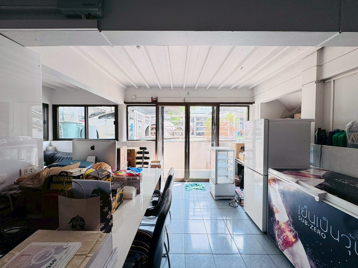 For SaleHouseChaengwatana, Muangthong : 2-storey detached house for sale, corner plot 148 sq m, in the heart of Ngamwongwan 47, intersection 1-3, location at the beginning of the alley, parking for 10+ cars, suitable for both living and office use.