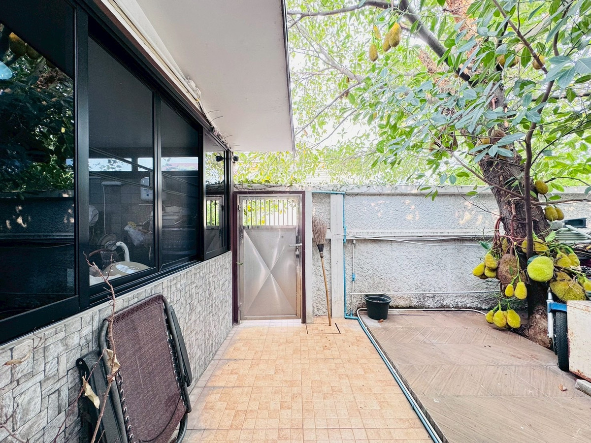 For SaleHouseChaengwatana, Muangthong : 2-storey detached house for sale, corner plot 148 sq m, in the heart of Ngamwongwan 47, intersection 1-3, location at the beginning of the alley, parking for 10+ cars, suitable for both living and office use.