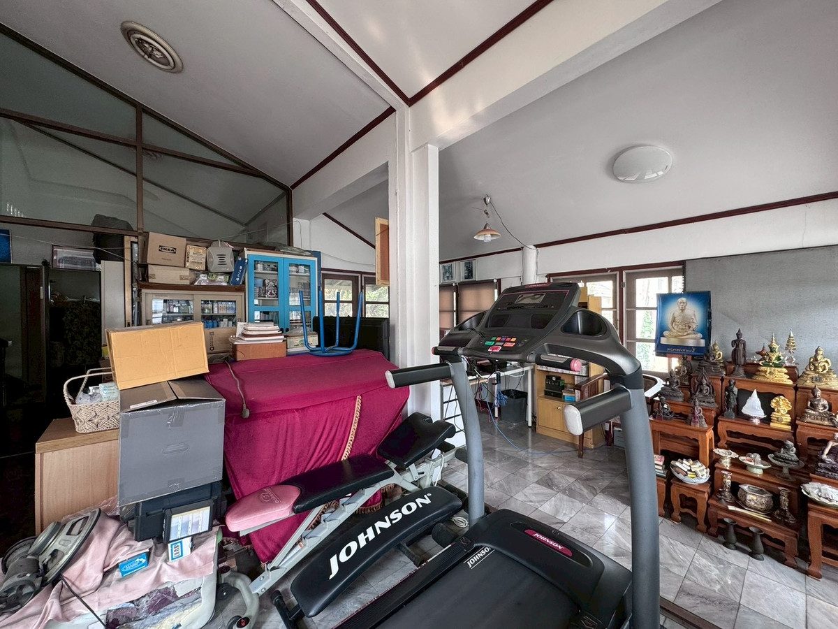 For SaleHouseChaengwatana, Muangthong : 2-storey detached house for sale, corner plot 148 sq m, in the heart of Ngamwongwan 47, intersection 1-3, location at the beginning of the alley, parking for 10+ cars, suitable for both living and office use.