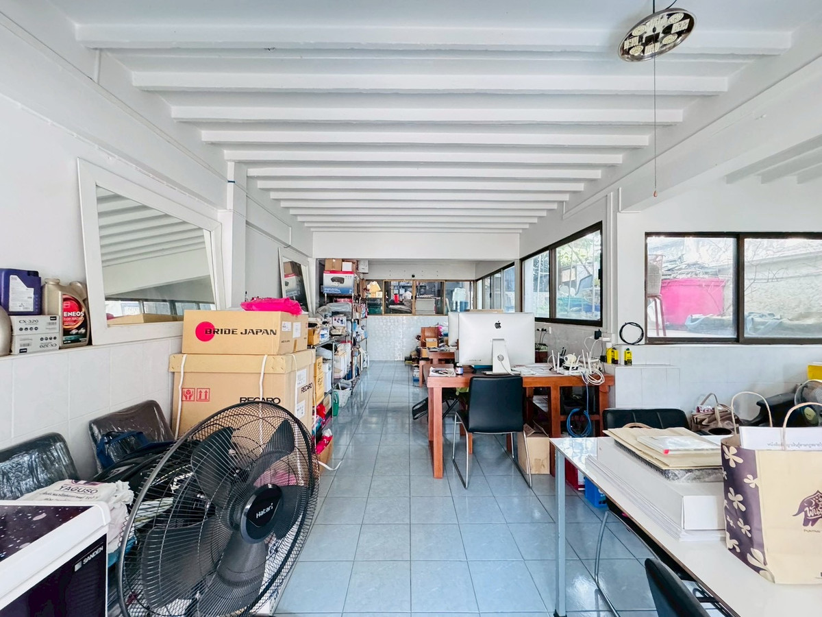 For SaleHouseChaengwatana, Muangthong : 2-storey detached house for sale, corner plot 148 sq m, in the heart of Ngamwongwan 47, intersection 1-3, location at the beginning of the alley, parking for 10+ cars, suitable for both living and office use.