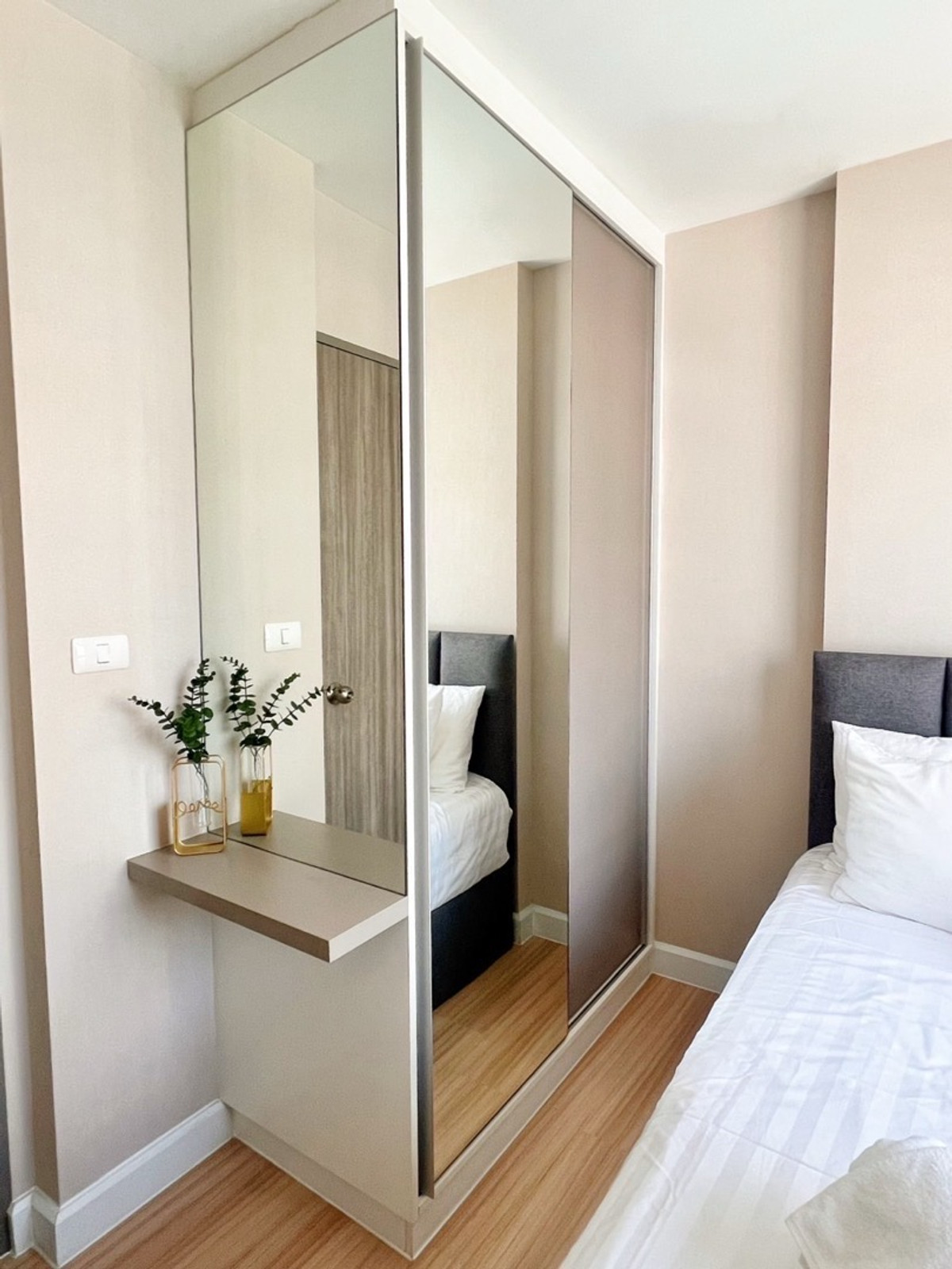 For SaleCondoRatchadapisek, Huaikwang, Suttisan : Mertro Luxe Ratchada ready for sale, beautifully decorated, price 3.59 million baht. If interested, call: 0946242014 Nui.