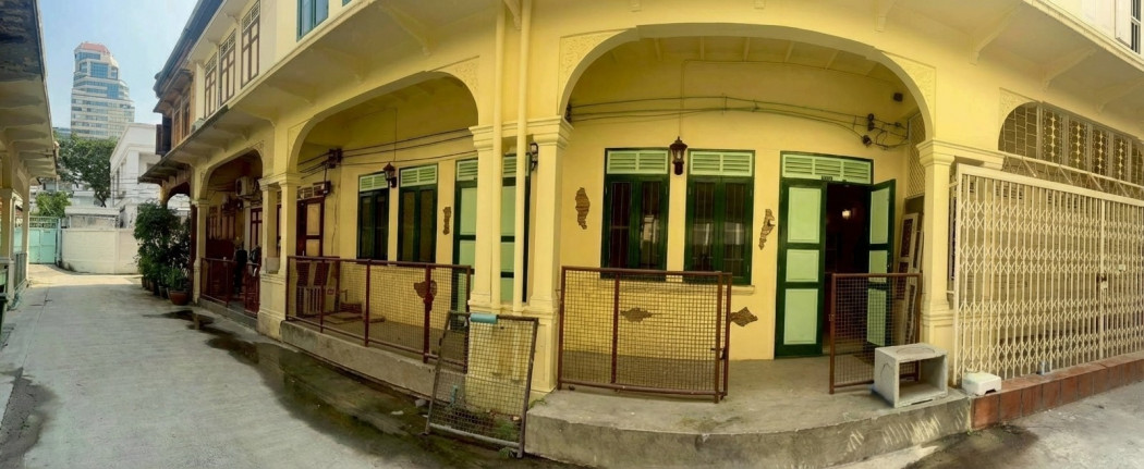 For RentShop HouseSilom, Saladaeng, Bangrak : For rent 100 year old building, usable area 200 sq.m., Surawong area, near Central Bangrak