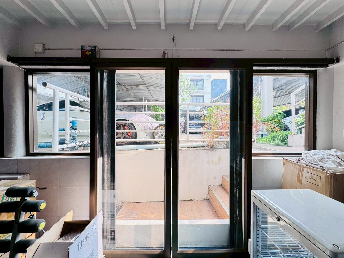 For SaleHouseChaengwatana, Muangthong : 2-storey detached house for sale, corner plot 148 sq m, in the heart of Ngamwongwan 47, intersection 1-3, location at the beginning of the alley, parking for 10+ cars, suitable for both living and office use.