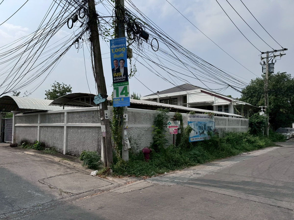 For SaleHouseChaengwatana, Muangthong : 2-storey detached house for sale, corner plot 148 sq m, in the heart of Ngamwongwan 47, intersection 1-3, location at the beginning of the alley, parking for 10+ cars, suitable for both living and office use.