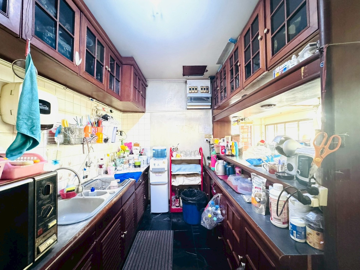 For SaleHouseChaengwatana, Muangthong : 2-storey detached house for sale, corner plot 148 sq m, in the heart of Ngamwongwan 47, intersection 1-3, location at the beginning of the alley, parking for 10+ cars, suitable for both living and office use.