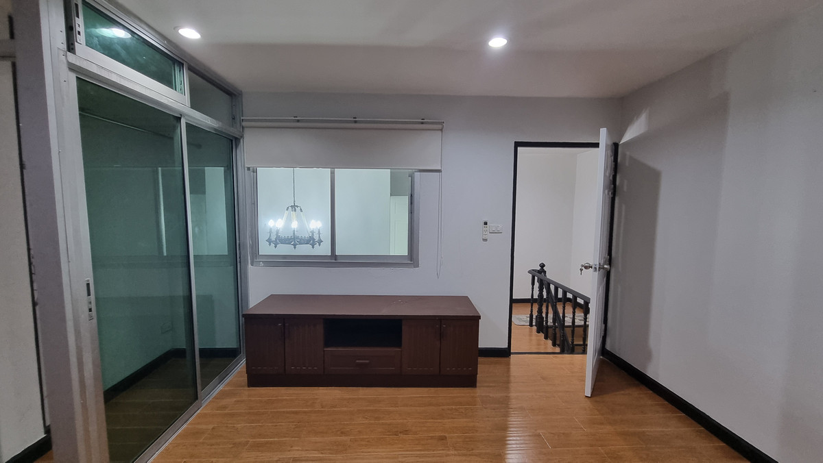 For RentTownhomeSukhumvit, Asoke, Thonglor : (BTS Thonglor, Pet Friendly) Newly Renovated Townhome for Rent – 800 meters to BTS Thong Lo