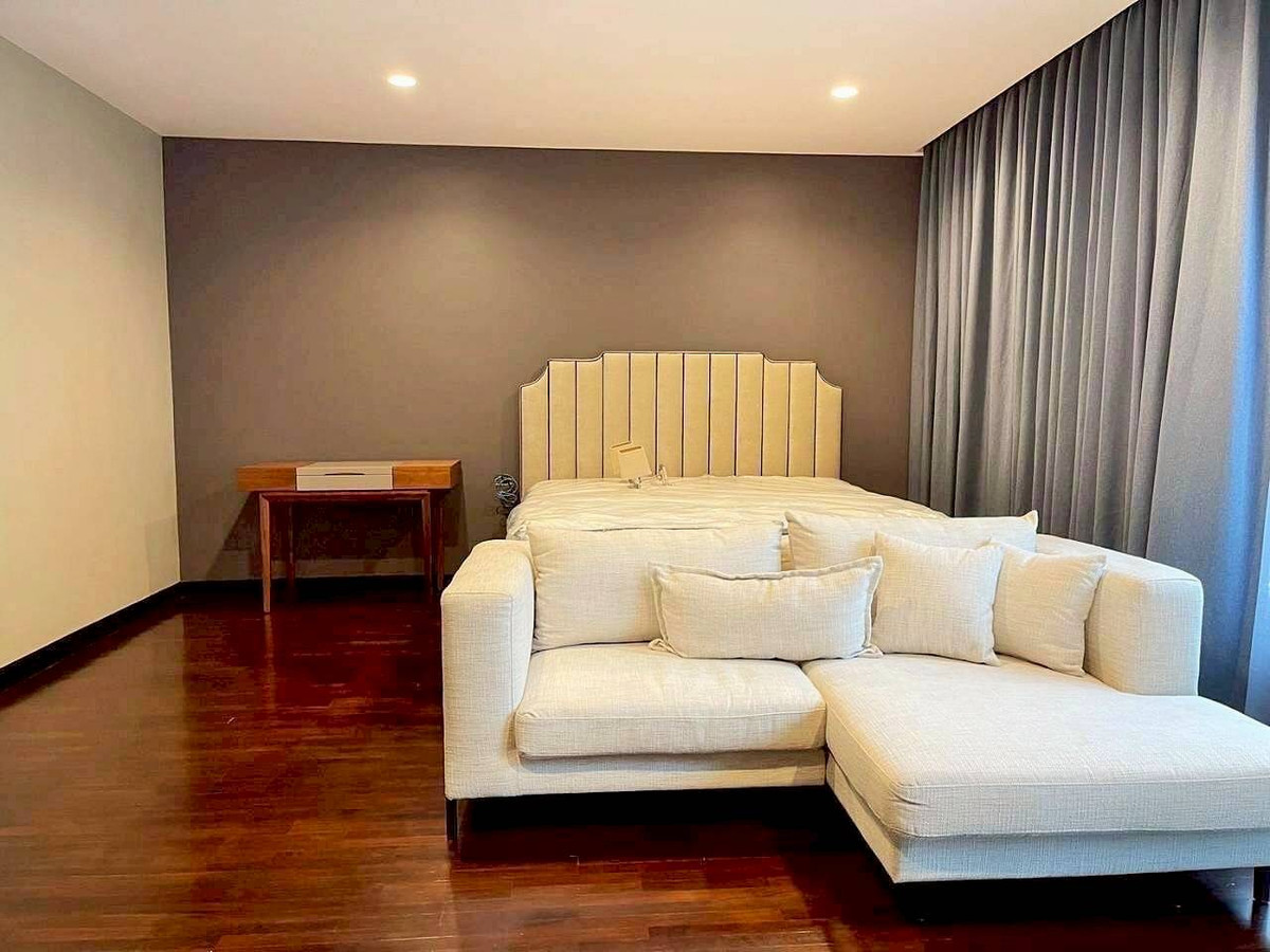 For SaleTownhomeSukhumvit, Asoke, Thonglor : For sale‼️ Baan Klang Krung Thonglor project, 4 floors, 26 sq m, in the heart of Thonglor, Newly Renovated, Khlong Tan Nuea Subdistrict, Watthana District, Bangkok, price 50,000,000 baht.