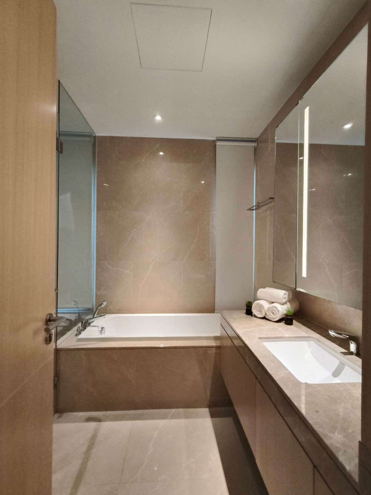 For RentCondoWongwianyai, Charoennakor : For Rent: Magnolias Waterfront Residences, 95,000 THB [NCr260238]