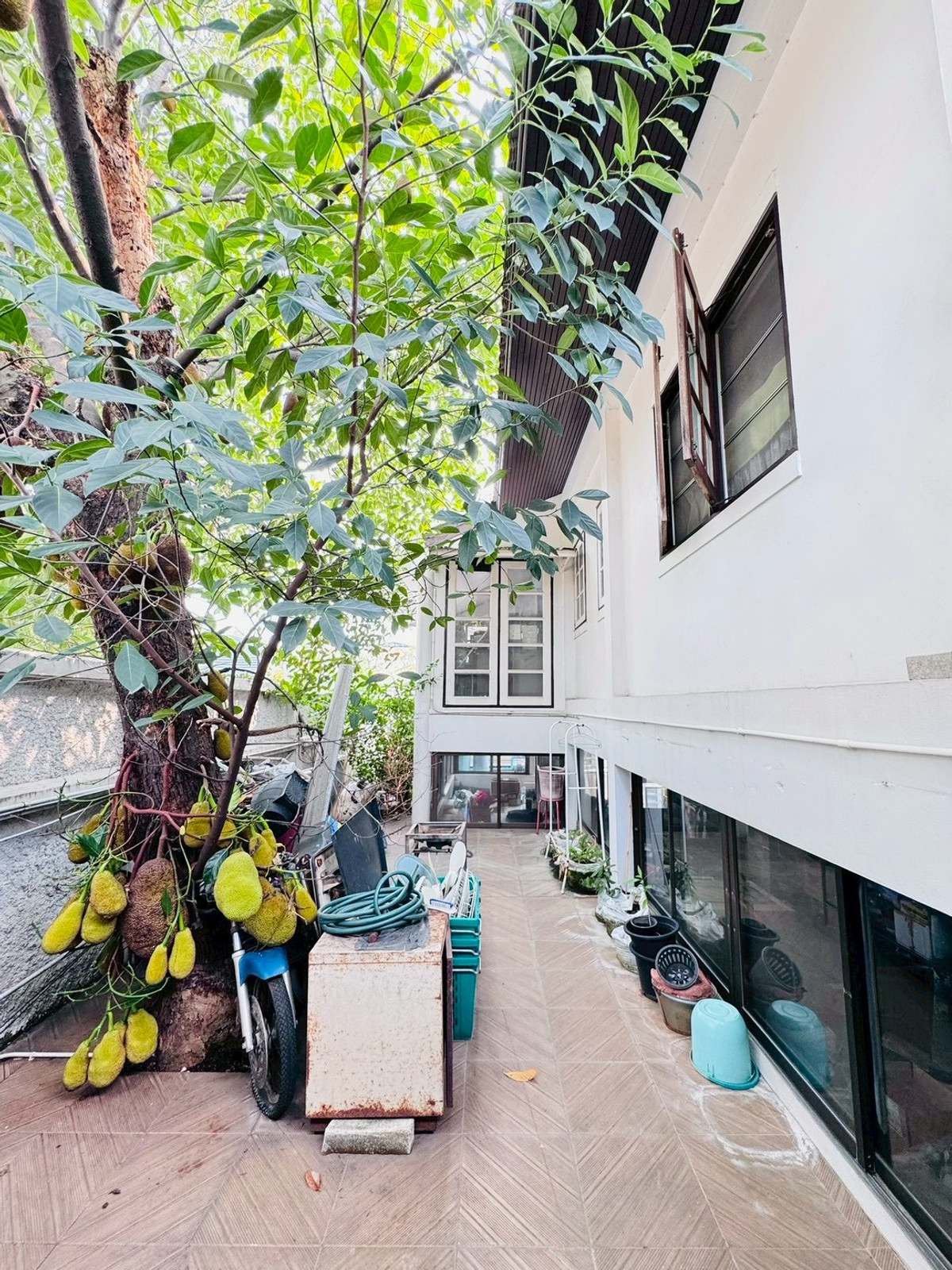 For SaleHouseChaengwatana, Muangthong : 2-storey detached house for sale, corner plot 148 sq m, in the heart of Ngamwongwan 47, intersection 1-3, location at the beginning of the alley, parking for 10+ cars, suitable for both living and office use.