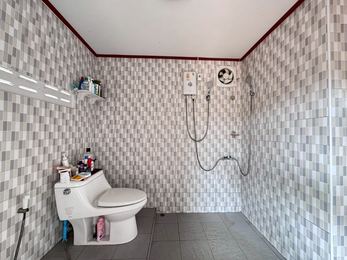 For SaleHouseChaengwatana, Muangthong : 2-storey detached house for sale, corner plot 148 sq m, in the heart of Ngamwongwan 47, intersection 1-3, location at the beginning of the alley, parking for 10+ cars, suitable for both living and office use.