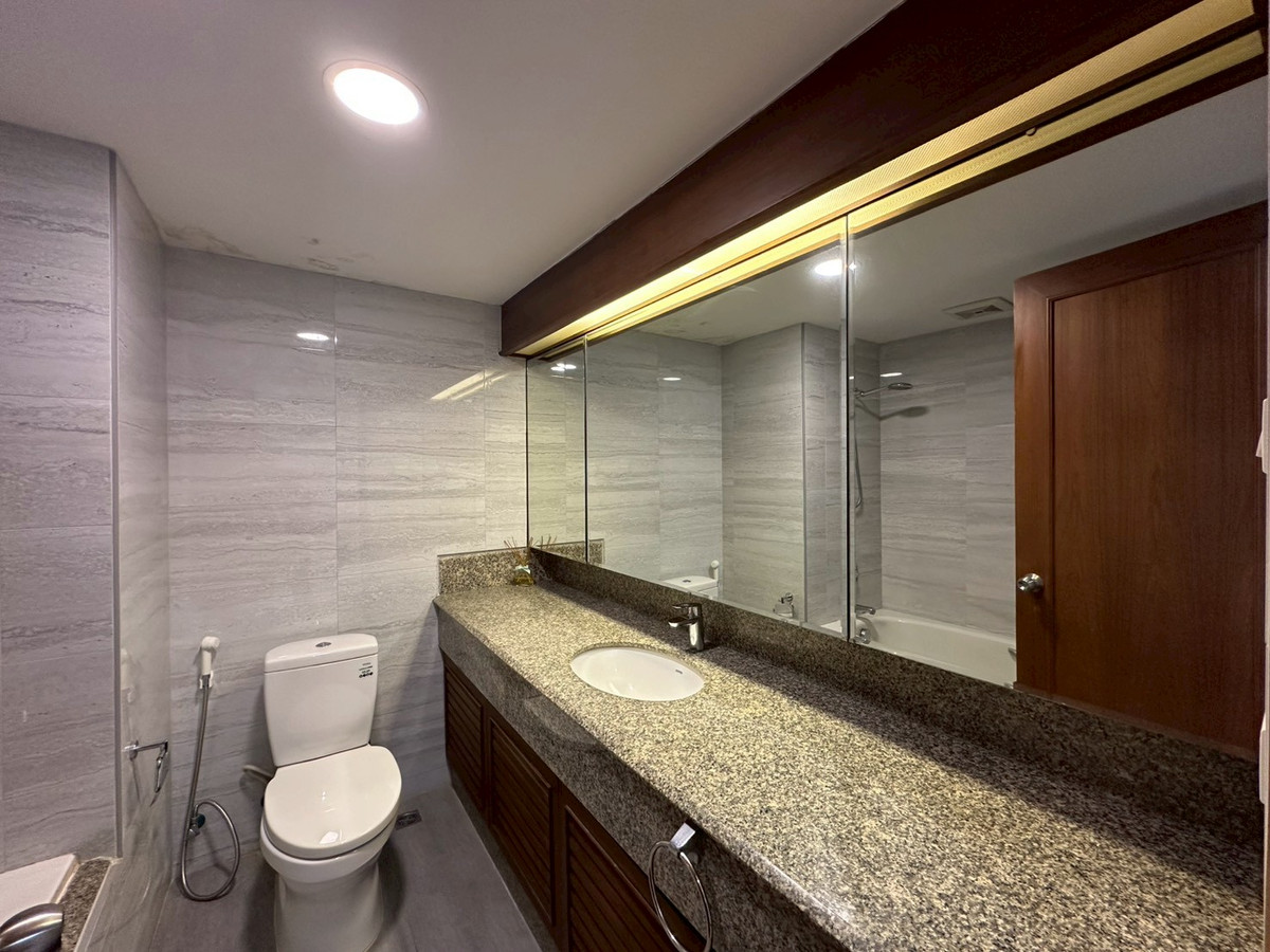 For RentCondoWitthayu, Chidlom, Langsuan, Ploenchit : 🌿 Rare 251 SQ.M. Luxury Residence in the heart of Lumpini | near BTS Chidlom ✨ Extra large room, 3 bedrooms, 251 sq m., premium Lumpini location.