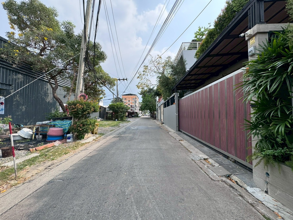 For SaleHouseChaengwatana, Muangthong : 2-storey detached house for sale, corner plot 148 sq m, in the heart of Ngamwongwan 47, intersection 1-3, location at the beginning of the alley, parking for 10+ cars, suitable for both living and office use.