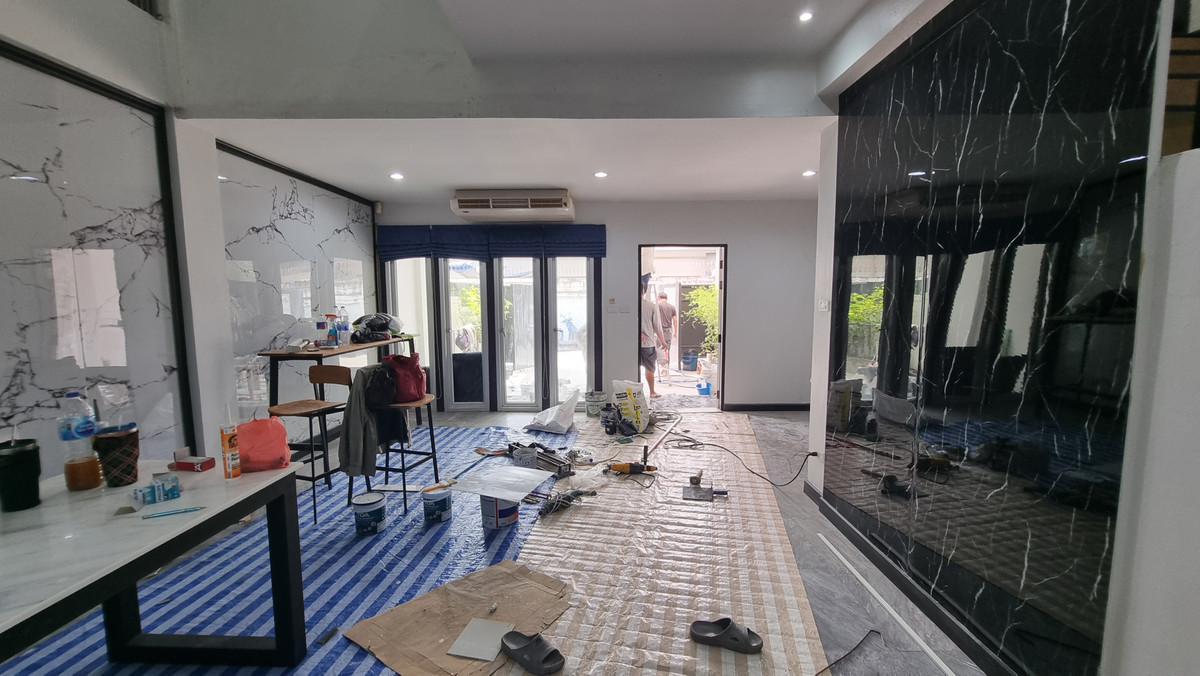 For RentTownhomeSukhumvit, Asoke, Thonglor : (BTS Thonglor, Pet Friendly) Newly Renovated Townhome for Rent – 800 meters to BTS Thong Lo