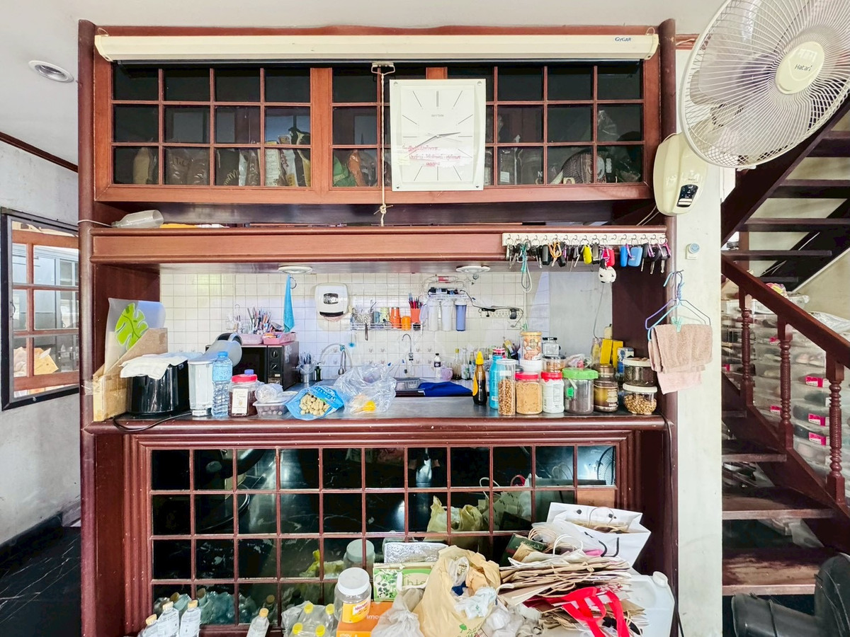 For SaleHouseChaengwatana, Muangthong : 2-storey detached house for sale, corner plot 148 sq m, in the heart of Ngamwongwan 47, intersection 1-3, location at the beginning of the alley, parking for 10+ cars, suitable for both living and office use.