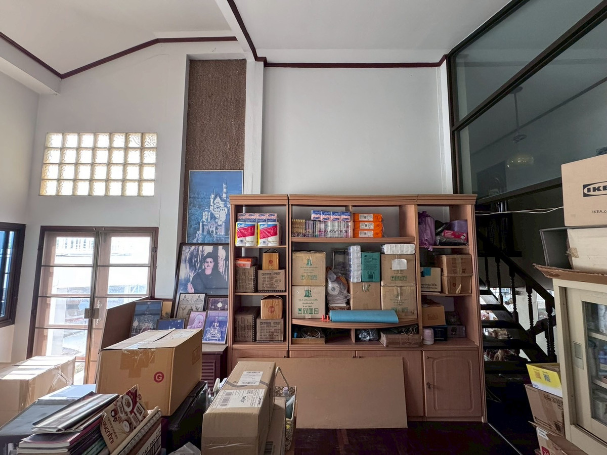 For SaleHouseChaengwatana, Muangthong : 2-storey detached house for sale, corner plot 148 sq m, in the heart of Ngamwongwan 47, intersection 1-3, location at the beginning of the alley, parking for 10+ cars, suitable for both living and office use.