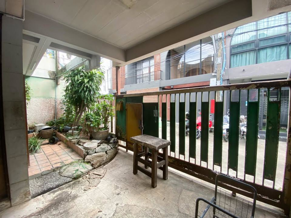 For RentTownhomeSukhumvit, Asoke, Thonglor : LTH14549 – Townhome for Rent | Ekkamai 12 | 24 sq.w. | 200 sqm | 3 Beds 2 Baths | Near BTS Ekkamai | 50K/Month | Townhome for rent Ekkamai 12