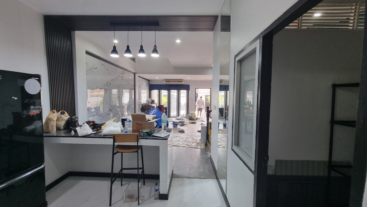 For RentTownhomeSukhumvit, Asoke, Thonglor : (BTS Thonglor, Pet Friendly) Newly Renovated Townhome for Rent – 800 meters to BTS Thong Lo