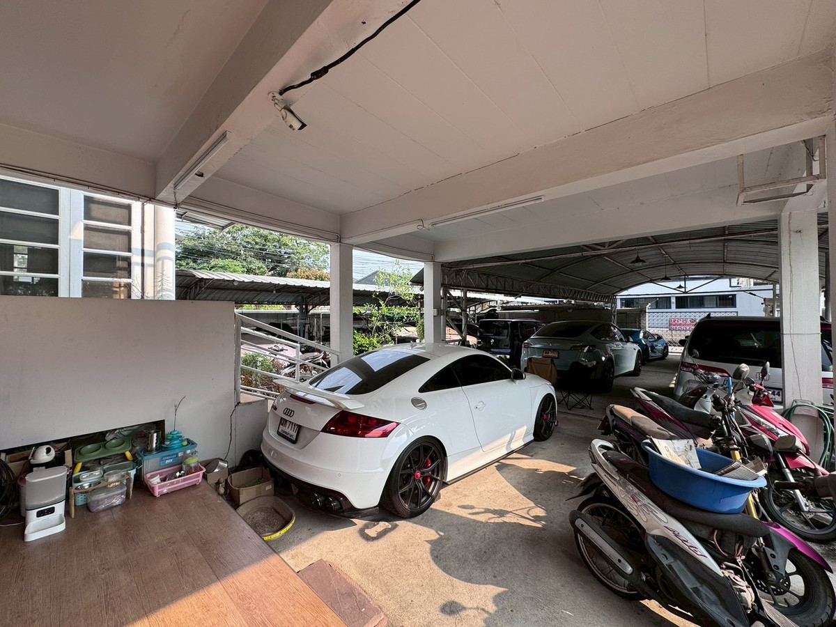 For SaleHouseChaengwatana, Muangthong : 2-storey detached house for sale, corner plot 148 sq m, in the heart of Ngamwongwan 47, intersection 1-3, location at the beginning of the alley, parking for 10+ cars, suitable for both living and office use.