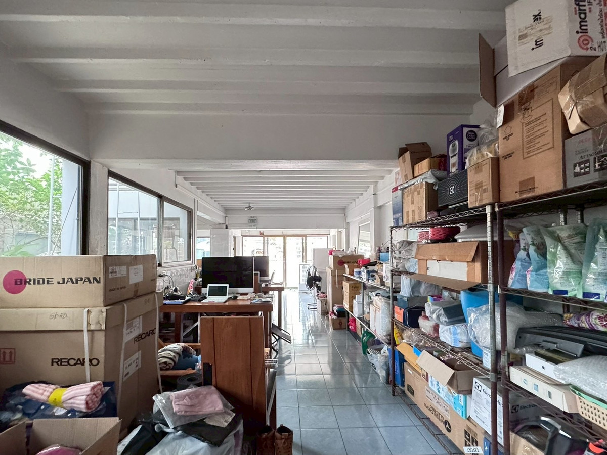 For SaleHouseChaengwatana, Muangthong : 2-storey detached house for sale, corner plot 148 sq m, in the heart of Ngamwongwan 47, intersection 1-3, location at the beginning of the alley, parking for 10+ cars, suitable for both living and office use.