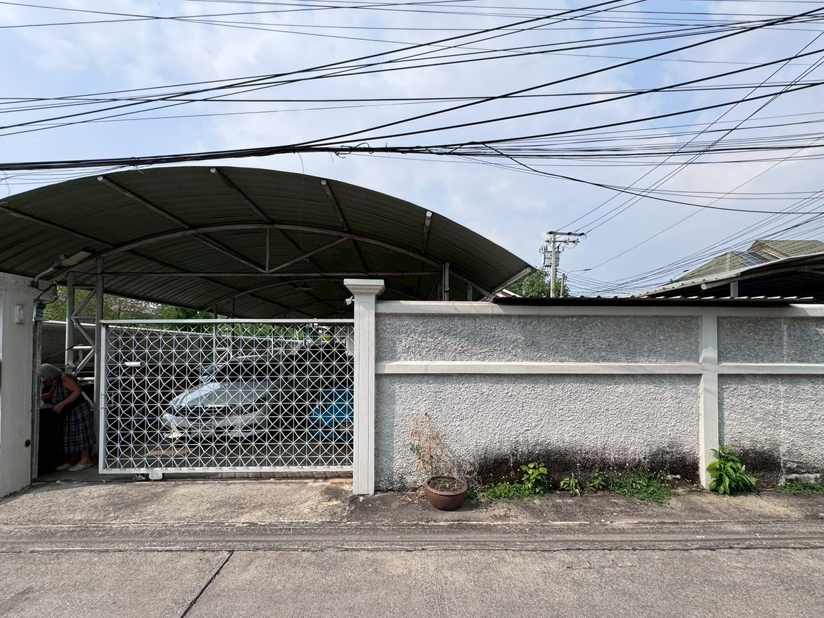 For SaleHouseChaengwatana, Muangthong : 2-storey detached house for sale, corner plot 148 sq m, in the heart of Ngamwongwan 47, intersection 1-3, location at the beginning of the alley, parking for 10+ cars, suitable for both living and office use.