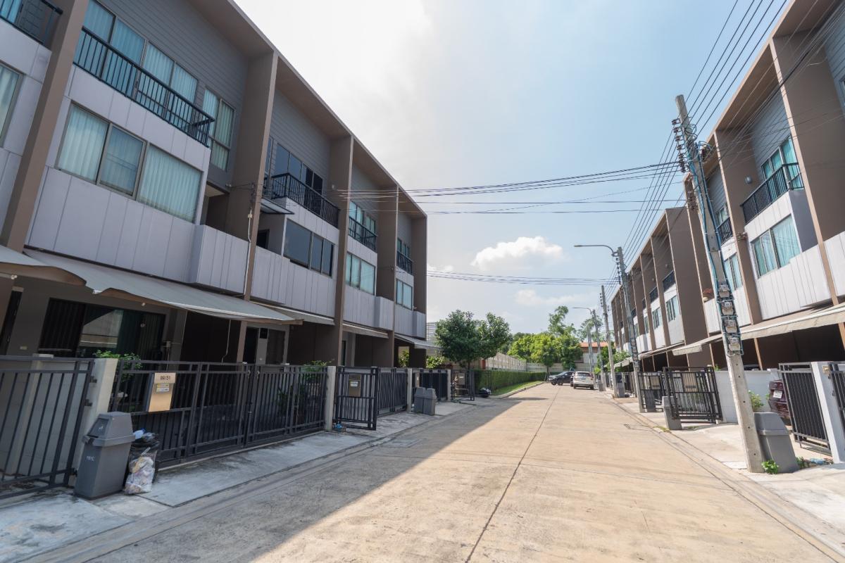 For RentHousePattanakan, Srinakarin : 🔥For Rent Immediately🔥 Baan Klang Muang The Edition Rama 9 - Bangkok Kreetha, 3 bedrooms, 3 bathrooms. Brand new house, excellent condition, convenient location, ready to move in❗