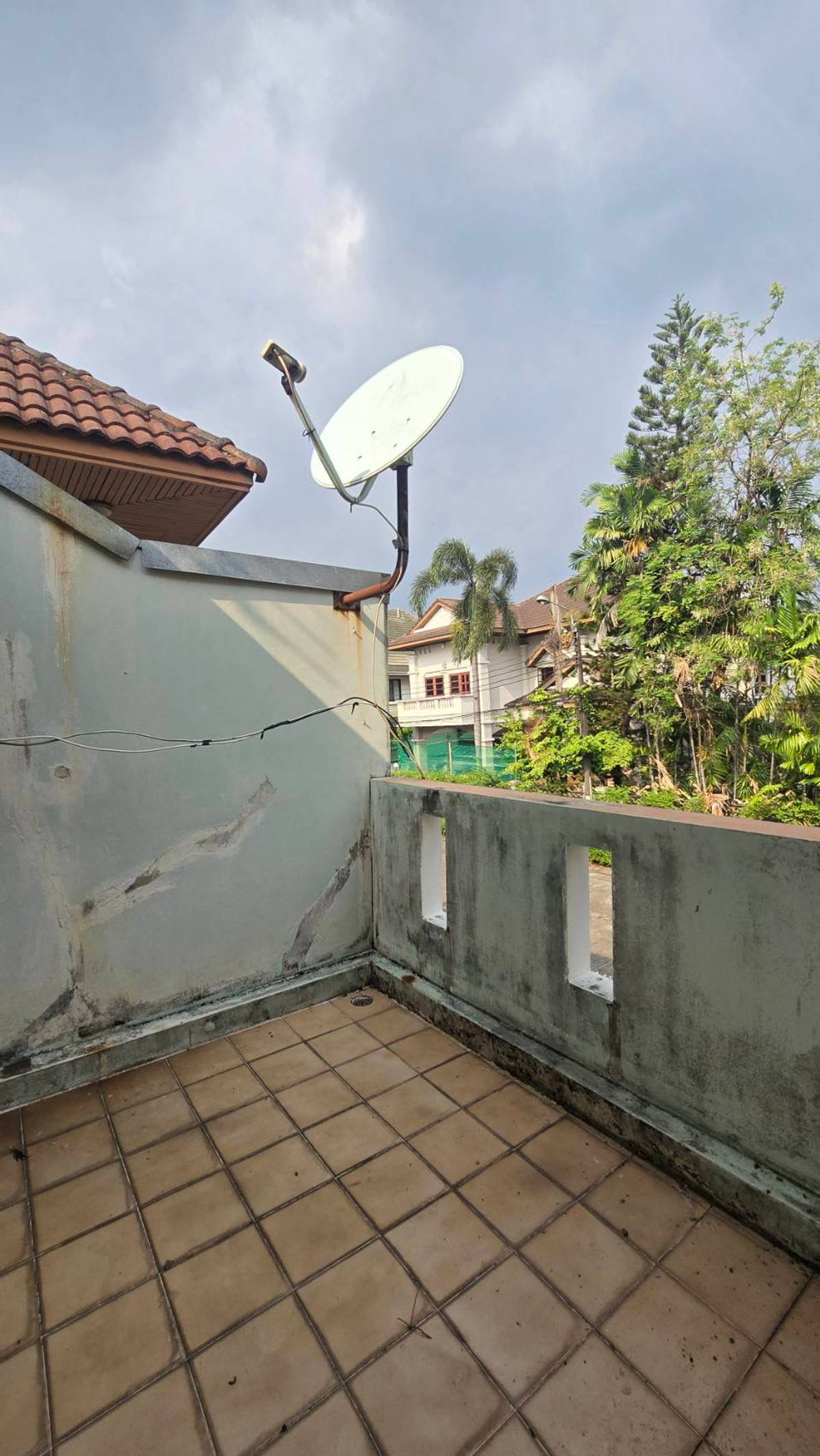 ขายบ้านนวมินทร์ รามอินทรา : ขายบ้านเดี่ยว 2 ชั้น หมู่บ้านแมกไม้ รามอินทรา ใกล้ซอยรามอินทรา 103/3 เขตคันนายาว เนื้อที่ 50 ตารางวา ฟังก์ชันภายในบ้าน 3 ห้องนอน 2 ห้องน้ำ 1 ห้องครัว 1 ห้องอเนกประสงค์ จอดรถได้ 2 คัน