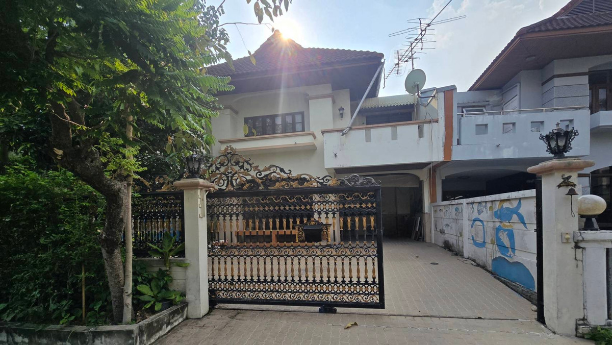 ขายบ้านนวมินทร์ รามอินทรา : ขายบ้านเดี่ยว 2 ชั้น หมู่บ้านแมกไม้ รามอินทรา ใกล้ซอยรามอินทรา 103/3 เขตคันนายาว เนื้อที่ 50 ตารางวา ฟังก์ชันภายในบ้าน 3 ห้องนอน 2 ห้องน้ำ 1 ห้องครัว 1 ห้องอเนกประสงค์ จอดรถได้ 2 คัน