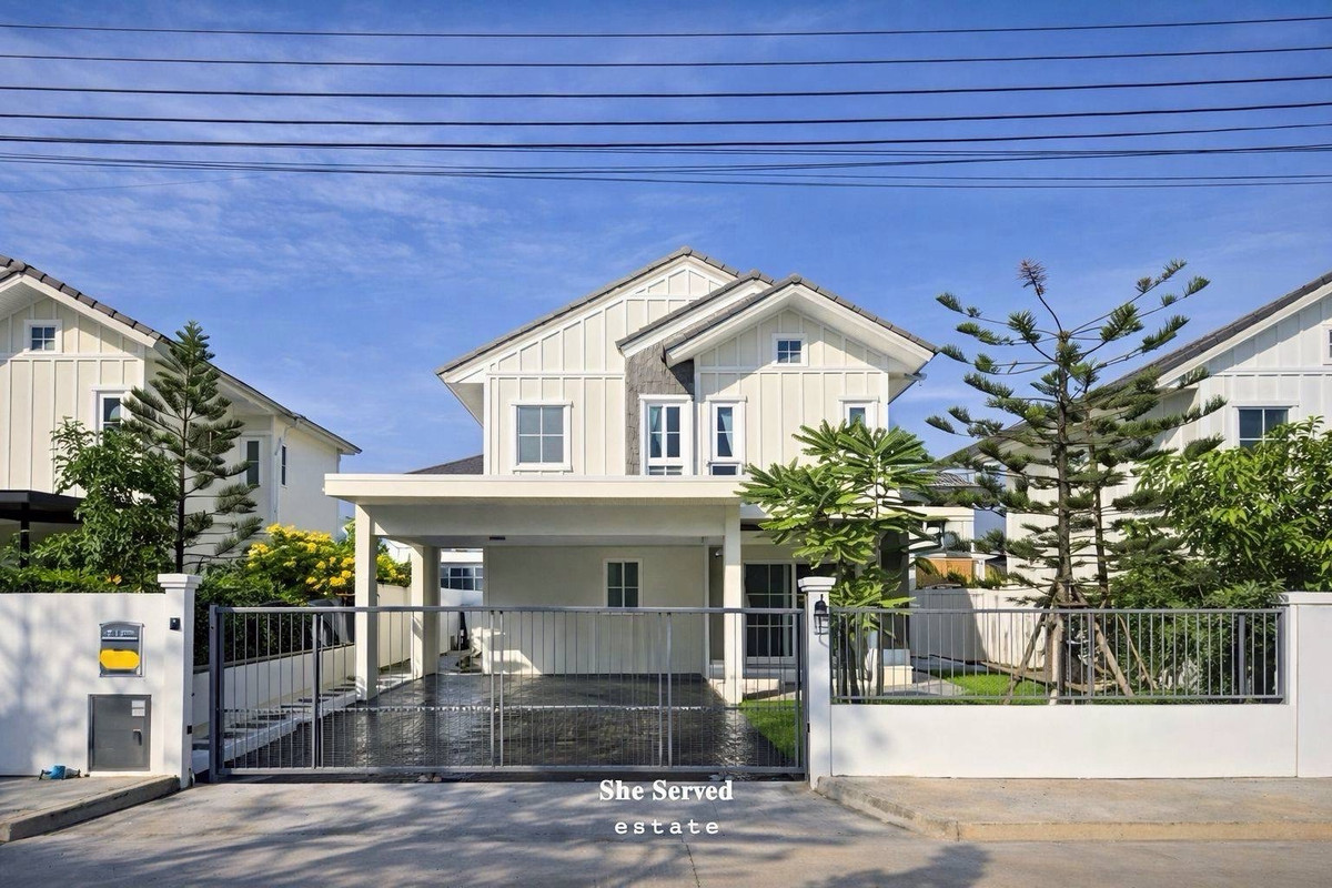 ให้เช่าบ้านบางนา แบริ่ง ลาซาล : ◈ Villaggio 2 Srinakarin–Bangna◈ •Land size: 63 sq.wah •Usable area: 153 sq.m. •3 Bedrooms | 3 Bathrooms •1 Multipurpose room •1 Living room •1 Kitchen •Side garden area •Parking for 2 cars inside the house + 2 additional tandem 