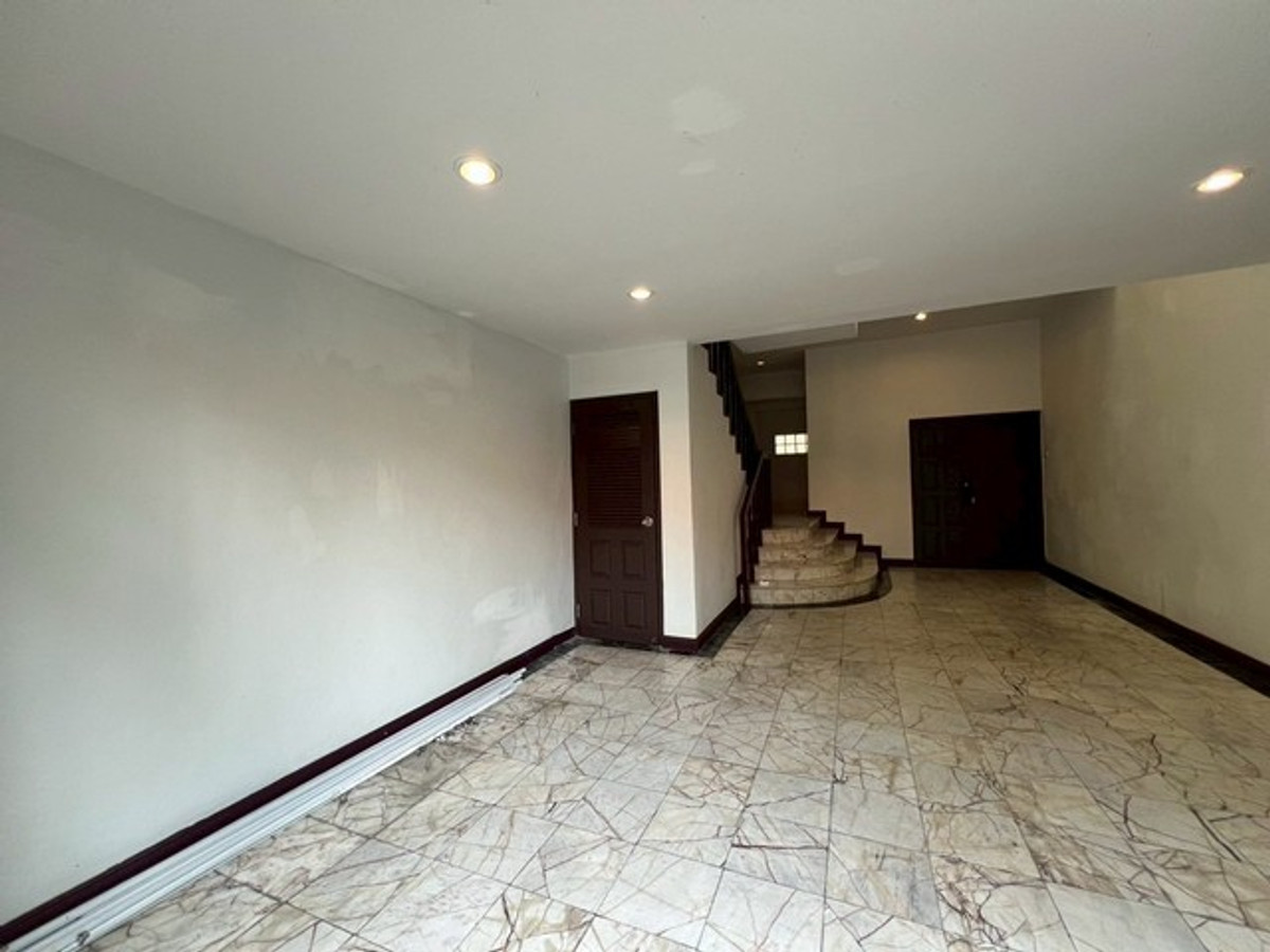 For RentTownhomeSukhumvit, Asoke, Thonglor : HR3259 Townhome, 4 floors, location, Rare Item! In the heart of Thonglor 49, suitable for living, home office, spacious usable area up to 250 sq m.