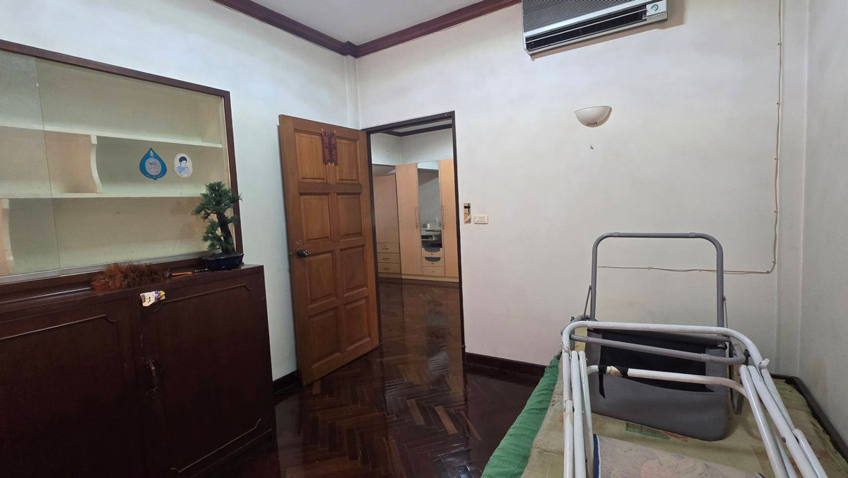 ขายบ้านนวมินทร์ รามอินทรา : ขายบ้านเดี่ยว 2 ชั้น หมู่บ้านแมกไม้ รามอินทรา ใกล้ซอยรามอินทรา 103/3 เขตคันนายาว เนื้อที่ 50 ตารางวา ฟังก์ชันภายในบ้าน 3 ห้องนอน 2 ห้องน้ำ 1 ห้องครัว 1 ห้องอเนกประสงค์ จอดรถได้ 2 คัน