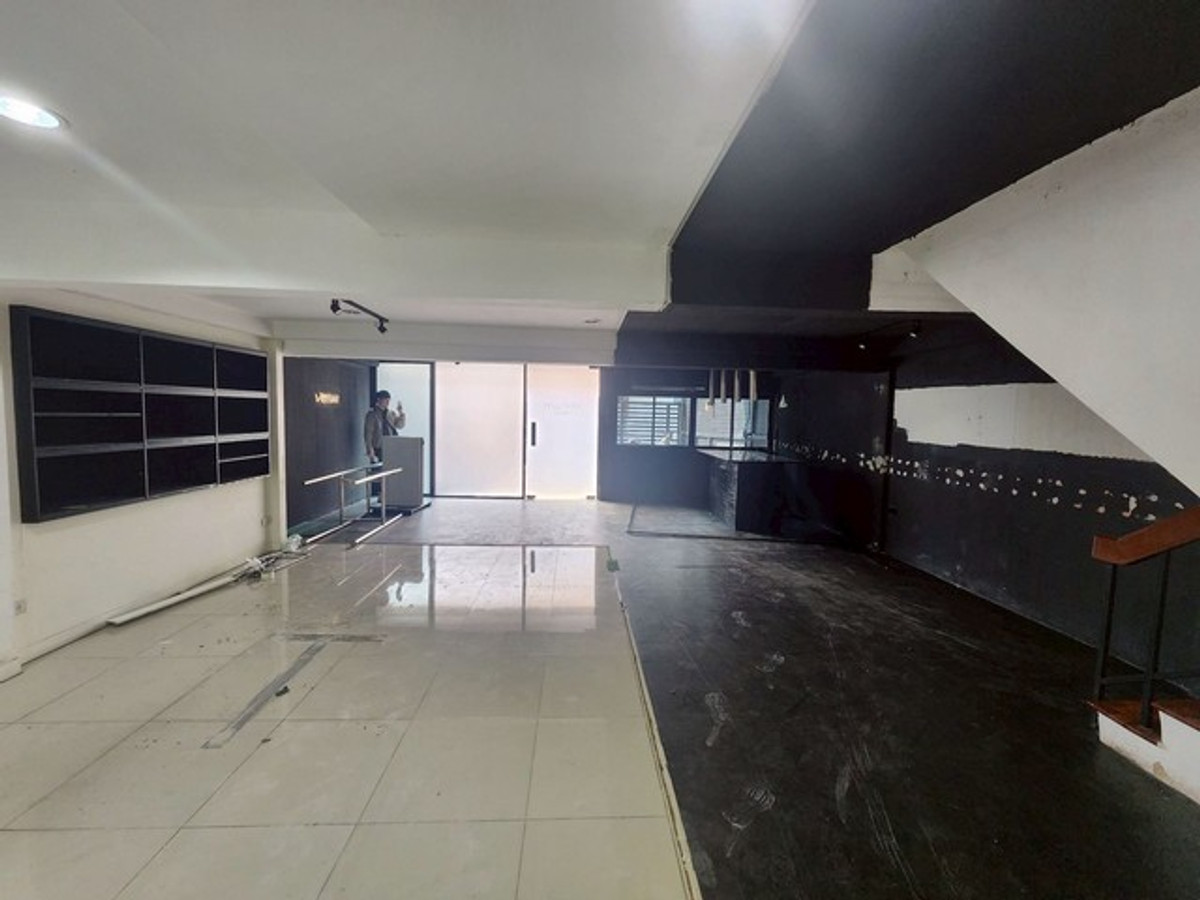 For RentTownhomeSukhumvit, Asoke, Thonglor : HR3255 Home Office for rent, 3 floors, in the heart of Sukhumvit 26, near BTS Phrom Phong, potential location, connecting Sukhumvit-Rama 4.