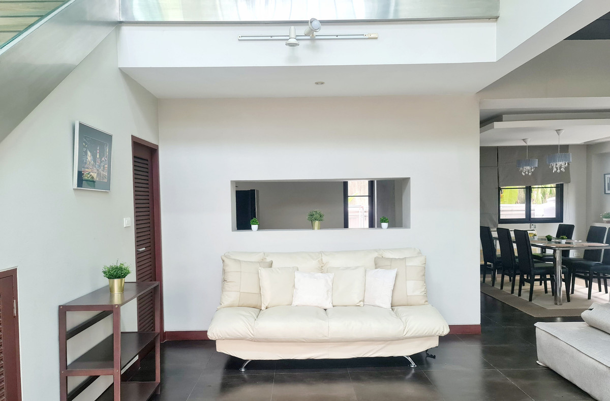 For RentHouseSukhumvit, Asoke, Thonglor : House wz private swiming pool in Thonglor Sukhumvit, only 800 meters to BTS Thonglor station