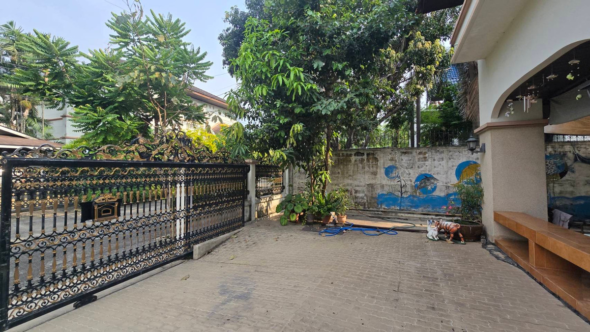 ขายบ้านนวมินทร์ รามอินทรา : ขายบ้านเดี่ยว 2 ชั้น หมู่บ้านแมกไม้ รามอินทรา ใกล้ซอยรามอินทรา 103/3 เขตคันนายาว เนื้อที่ 50 ตารางวา ฟังก์ชันภายในบ้าน 3 ห้องนอน 2 ห้องน้ำ 1 ห้องครัว 1 ห้องอเนกประสงค์ จอดรถได้ 2 คัน