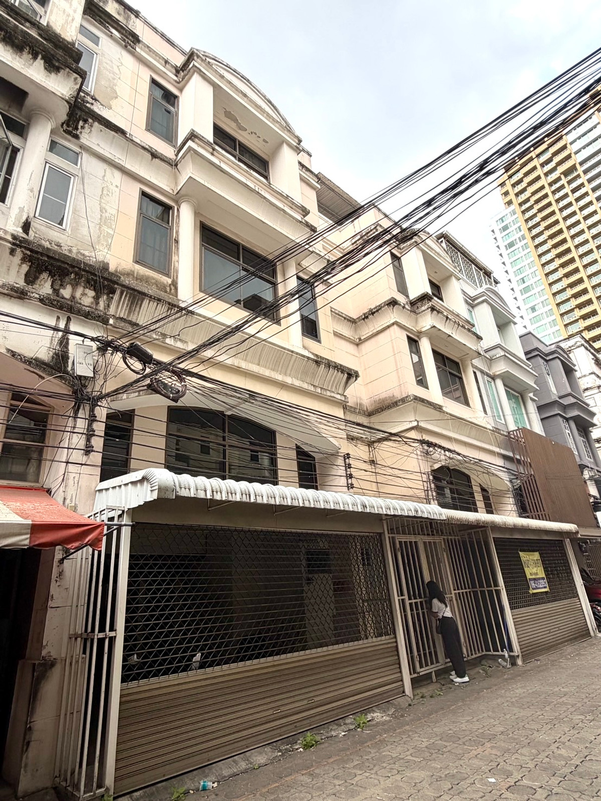 For RentTownhomeSukhumvit, Asoke, Thonglor : Townhome Sukhumvit 39 900m from BTS Prompong: 4+1 Fl 50 sqwah 800sqm. 8.5rooms 7 bath 250,000/mth Am: 0656199198