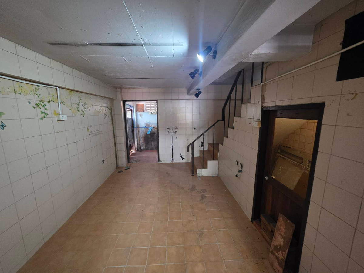 For RentShop HouseKasetsart, Ratchayothin : Commercial building for rent, near Senanikom BTS, only 3 minutes.