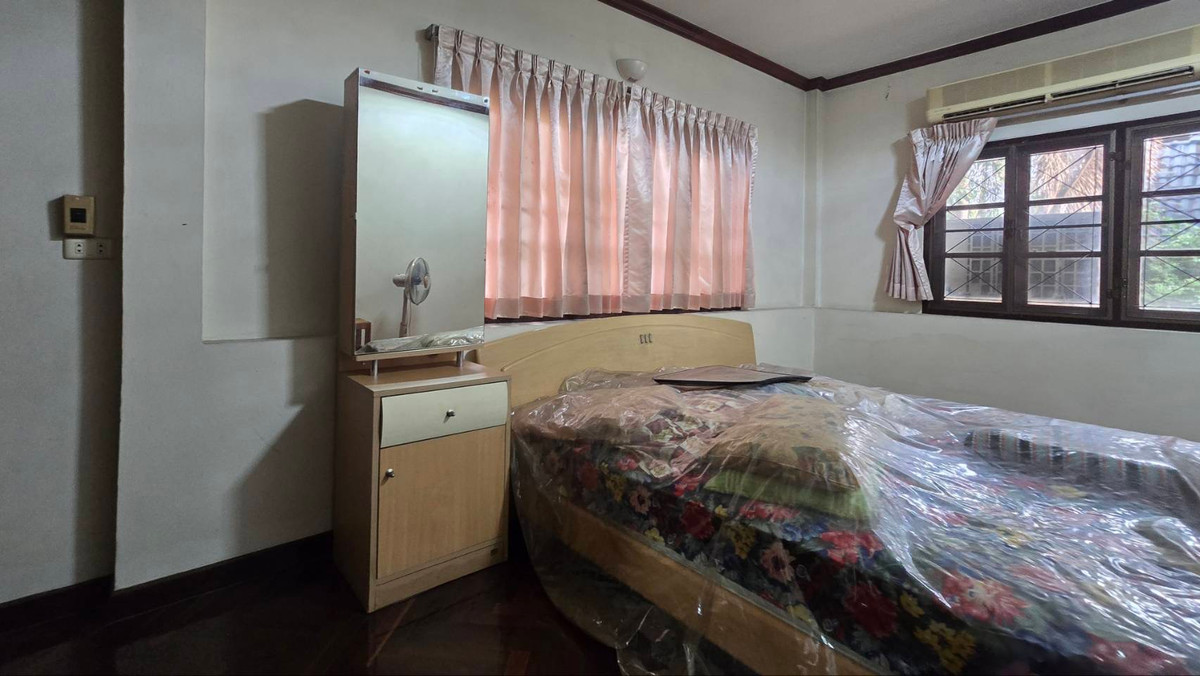 ขายบ้านนวมินทร์ รามอินทรา : ขายบ้านเดี่ยว 2 ชั้น หมู่บ้านแมกไม้ รามอินทรา ใกล้ซอยรามอินทรา 103/3 เขตคันนายาว เนื้อที่ 50 ตารางวา ฟังก์ชันภายในบ้าน 3 ห้องนอน 2 ห้องน้ำ 1 ห้องครัว 1 ห้องอเนกประสงค์ จอดรถได้ 2 คัน