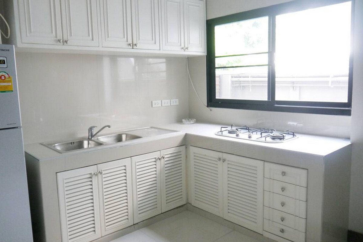 For RentHouseSukhumvit, Asoke, Thonglor : House wz private swiming pool in Thonglor Sukhumvit, only 800 meters to BTS Thonglor station