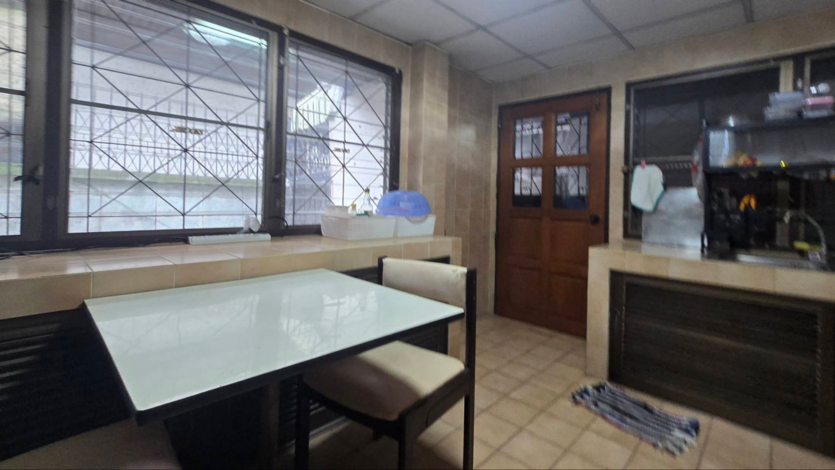 ขายบ้านนวมินทร์ รามอินทรา : ขายบ้านเดี่ยว 2 ชั้น หมู่บ้านแมกไม้ รามอินทรา ใกล้ซอยรามอินทรา 103/3 เขตคันนายาว เนื้อที่ 50 ตารางวา ฟังก์ชันภายในบ้าน 3 ห้องนอน 2 ห้องน้ำ 1 ห้องครัว 1 ห้องอเนกประสงค์ จอดรถได้ 2 คัน