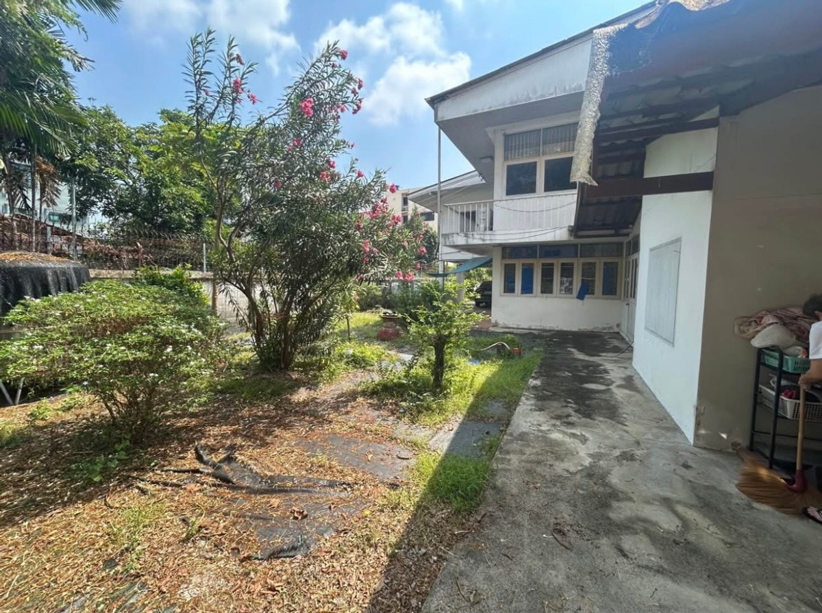 ขายบ้านลาดพร้าว101 แฮปปี้แลนด์ : ขายบ้านพร้อมที่ดิน ขนาดใหญ่ 241 ตรว ในซอย ลาดพร้าว126  ใกล้รถไฟฟ้าสถานนี ลาดพร้าว101